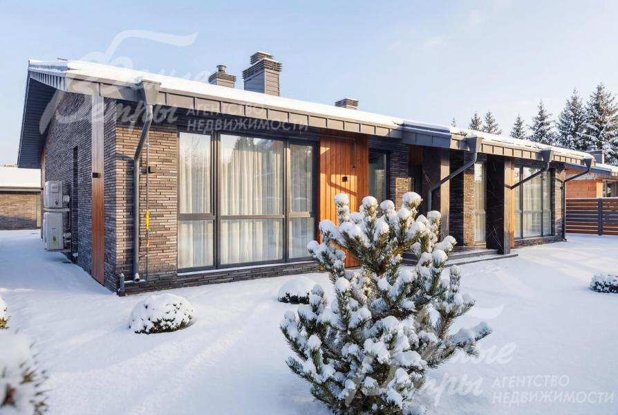 В доме панорамное энергосберегающее остекление 