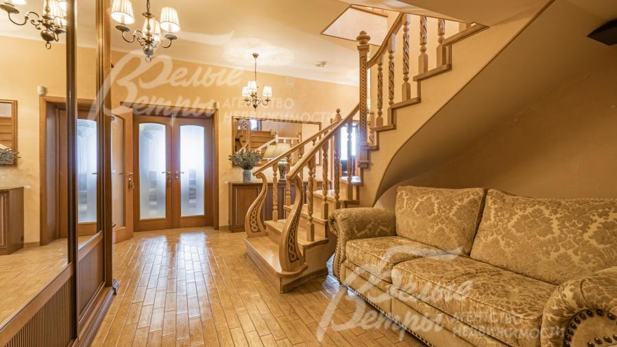 Холл первого этажа