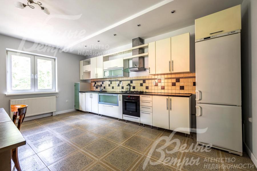 На кухне – гарнитур со светлыми глянцевыми фасадами молочного цвета