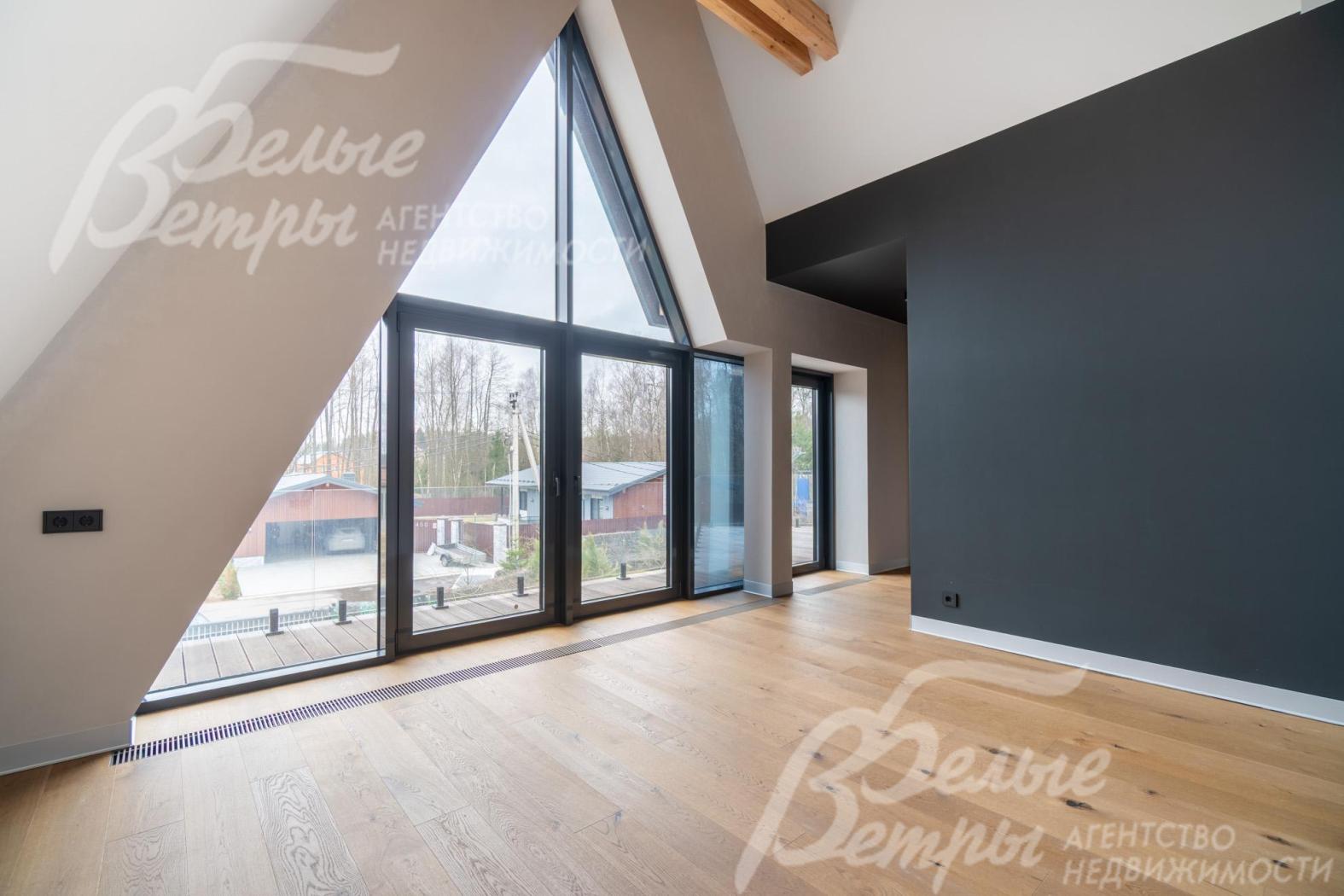 На втором этаже - 3 балкона с выходом через порталы, дизайн помещений дополняют деревянные балки и наклонный потолок с разноуровневой подсветкой