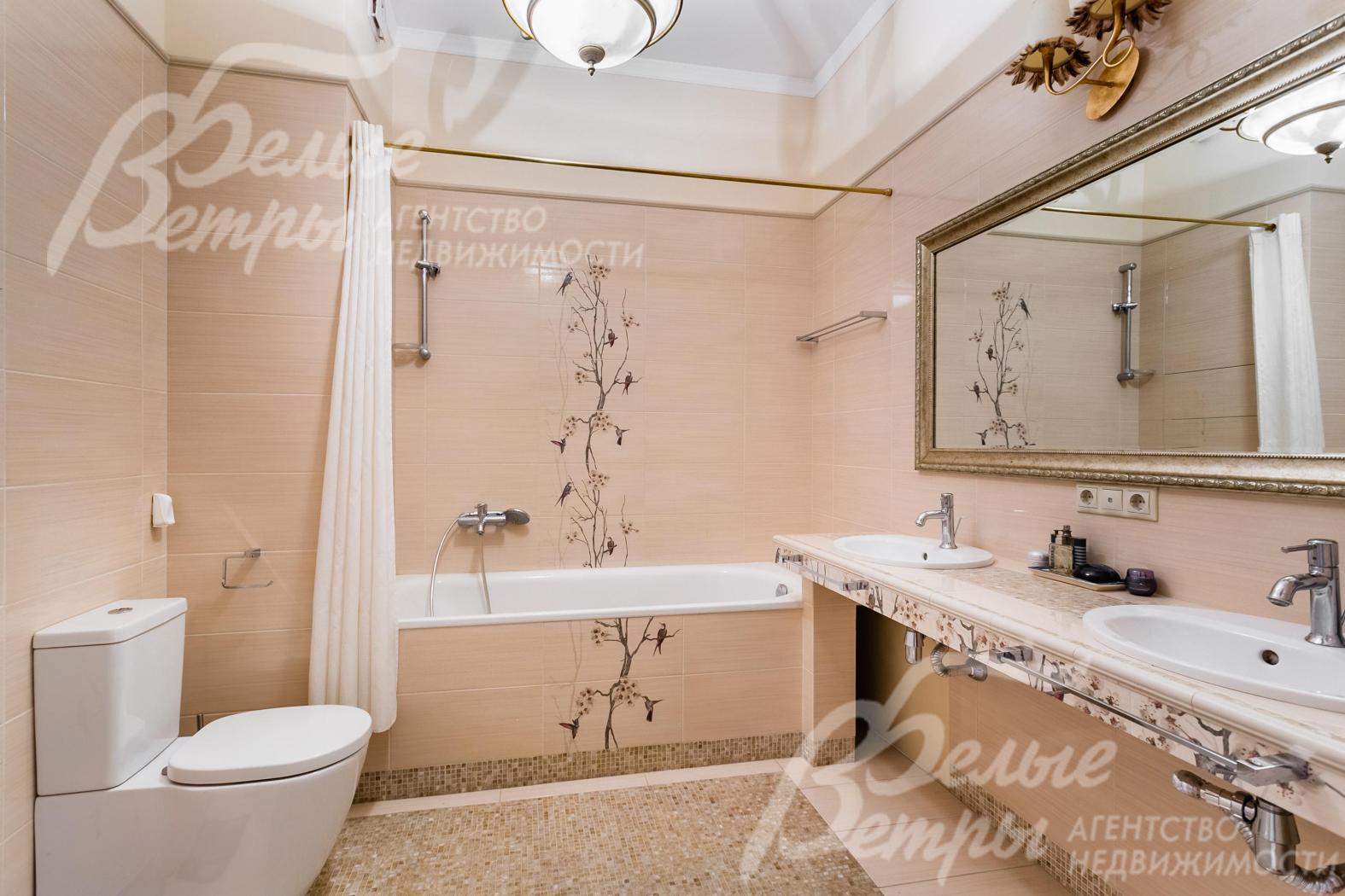 Санузел с ванной при главной спальне