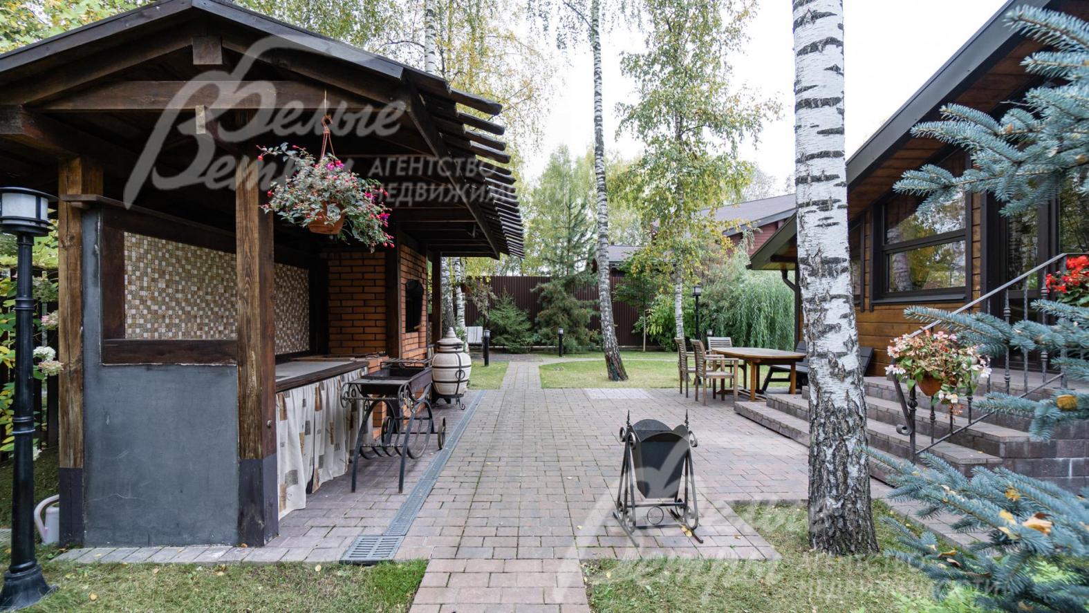 Дорожки и площадки выложены брусчаткой