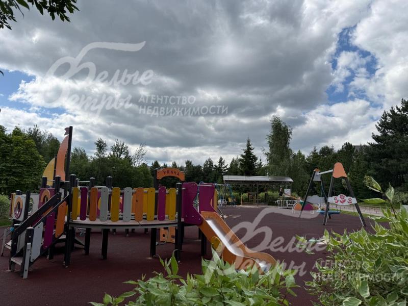 В посёлке есть детская площадка, а также детский сад